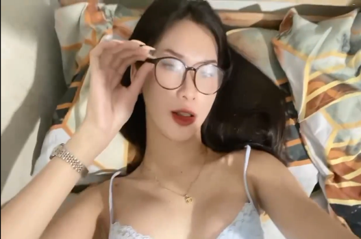 Em xinh vú to làm con cu anh cứng ngắc